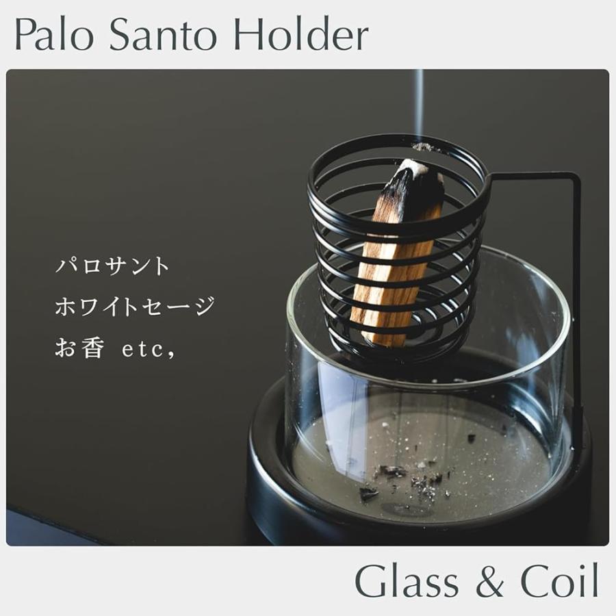 黒いコイル部分にパロサントを立てて使用しているガラス製ホルダー