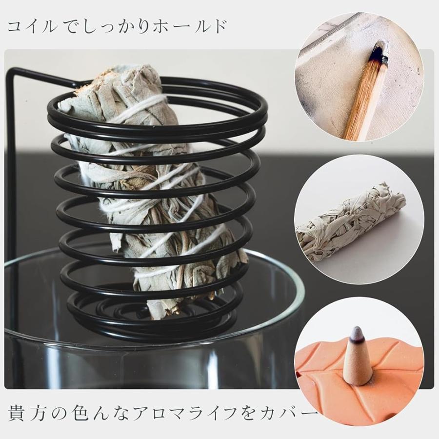 ホワイトセージのワンドを黒いコイルで保持したお香ホルダーの使用例