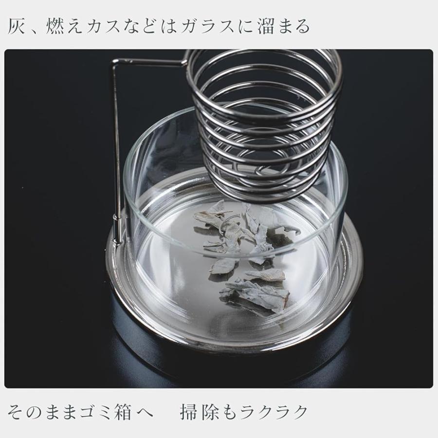 燃焼後の灰を透明なガラストレイの内側で受けているお香ホルダー