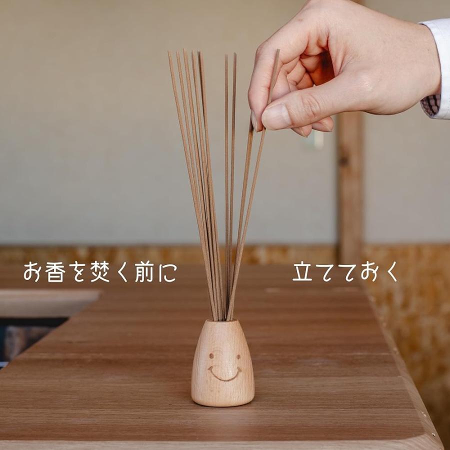 木製お香ストッカーから点火前のスティック香を取り出す様子